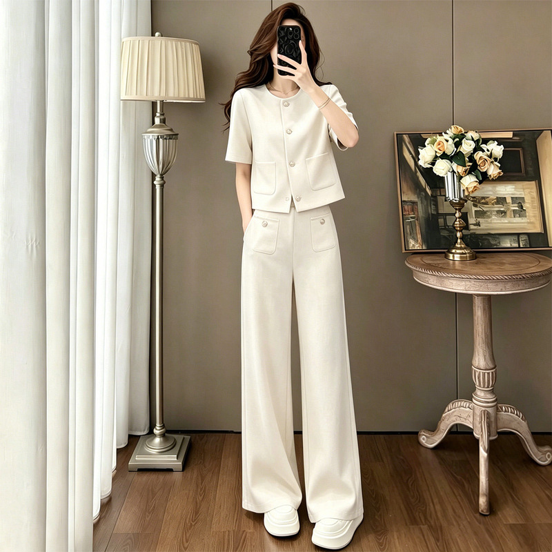 High-End Chanel-Style Casual Sports Suit for Women, Summer 2026 New Model, Stunning Short-Sleeved Wide-Leg Pants, Age-Reducing Two-Piece Set