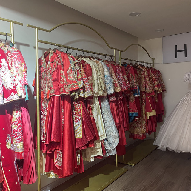 Wedding dress rack ຊັ້ນສູງສະແດງ rack Xiaohongshu wedding dress ຮ້ານ dress ຫາງຂະຫນາດໃຫຍ່ Xiuhe ຫ້ອຍເຄື່ອງນຸ່ງຫົ່ມຊັ້ນ rack ກ້າຫານ