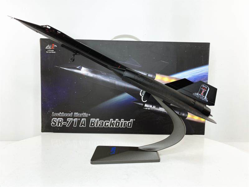 SR-71 Black Birds High Altitude Reconnaissance Aircraft Alloy Finished Aircraft Panda Model Collection Pendulum GIFT GIFT 1:72