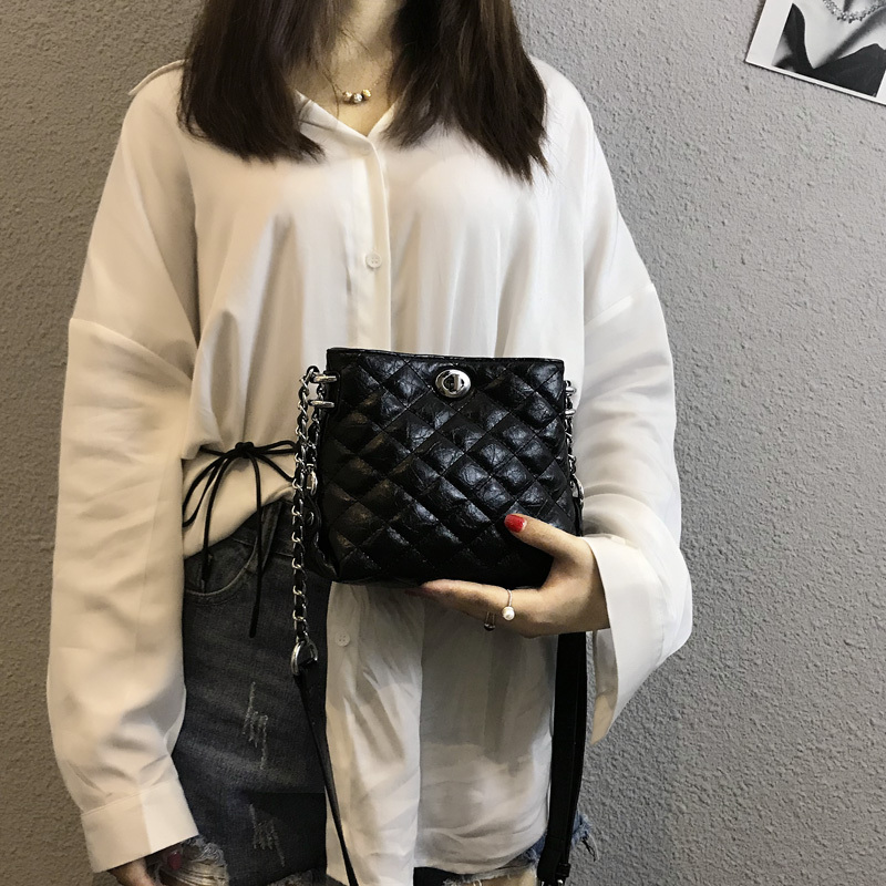 Leather women's bag small fragrance 2021 new small bag Joker messenger bag shoulder women's bag diamond chain bag