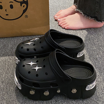 Летние тапочки в стиле Crocs с заклёпками, нескользящие модные босоножки на платформе, изысканный стиль, коллекция 2026 года, подходят для носки на улице, закрытый носок