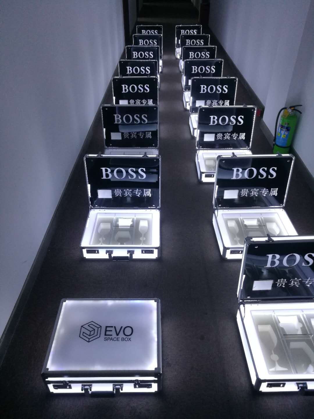 Quầy bar riêng rượu tùy chỉnh ly mật khẩu hộp VIP ly độc quyền với hộp rượu cocktail KTV Bộ rượu vang VIP - Rượu vang giá treo ly rượu vang để bàn