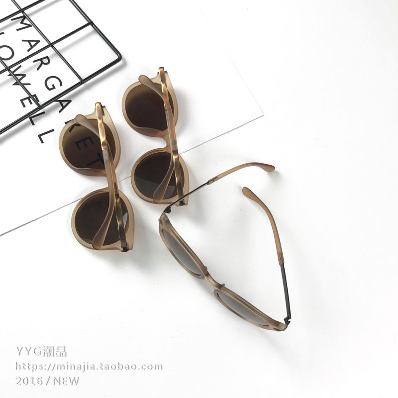 Kính râm retro mới 2017 đơn sắc mờ hộp lớn kính màu nâu tròn mặt kính râm Fan Zhi Kiều với kính râm nữ kính râm nam