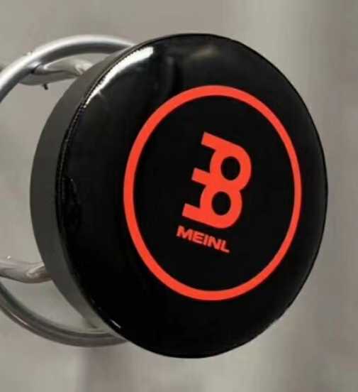 Guitarist Besshand keyboard hand drummer and singer's bar, the table can rotate the bench