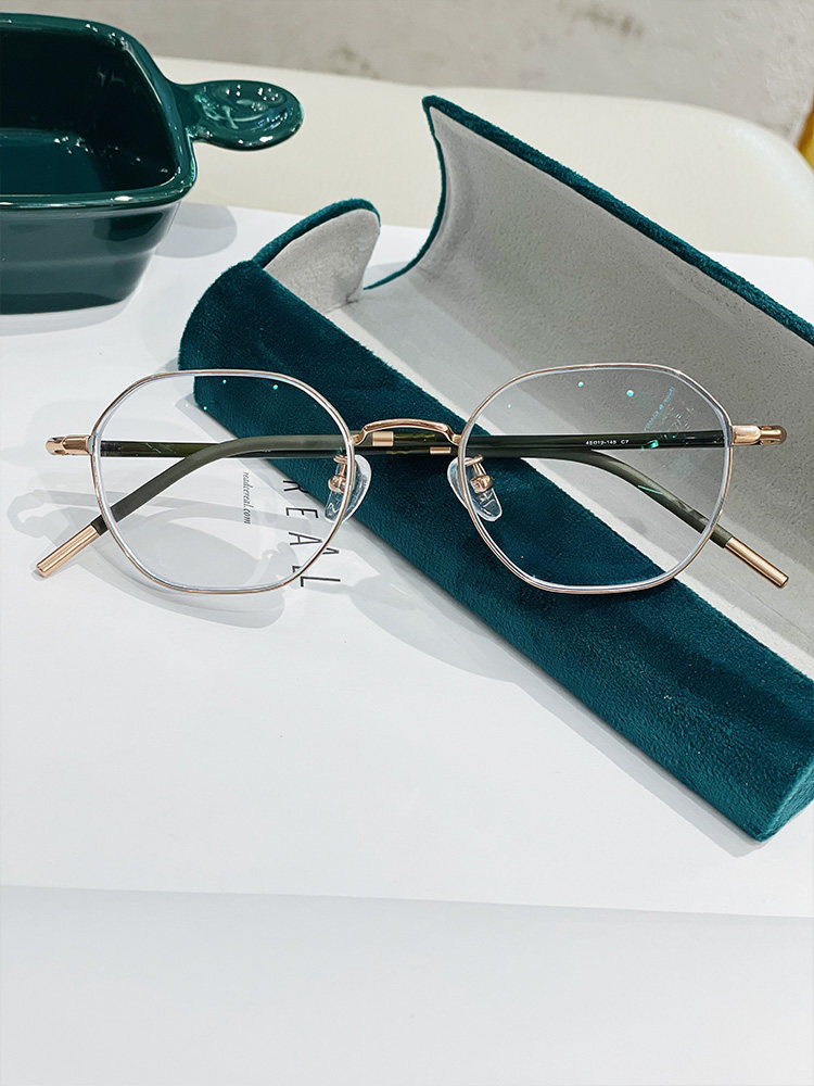 Korean retro ultra-light pure titanium myopia glasses women can match degree glasses frame round face small frame eyes myopia mirror men