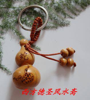 Peach wood plinth 12 zodiac snake key buckle belongs to snake mascot