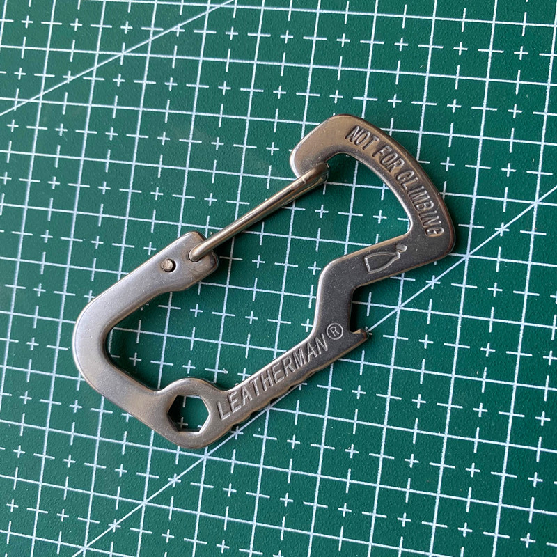 Outdoor portable multi-function key chain tool D-type buckle stainless steel multi-purpose mountaineering buckle bottle opener quick-hang buckle