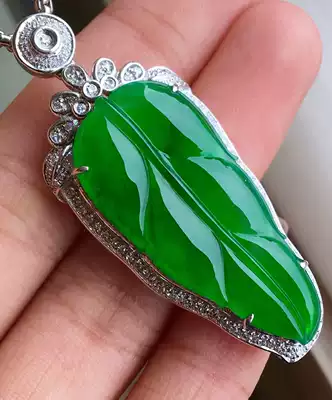 Yang green full leaf pendant delicate emerald rich uniform color