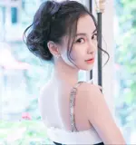 Маленькие асимметричные серьги с бантиком