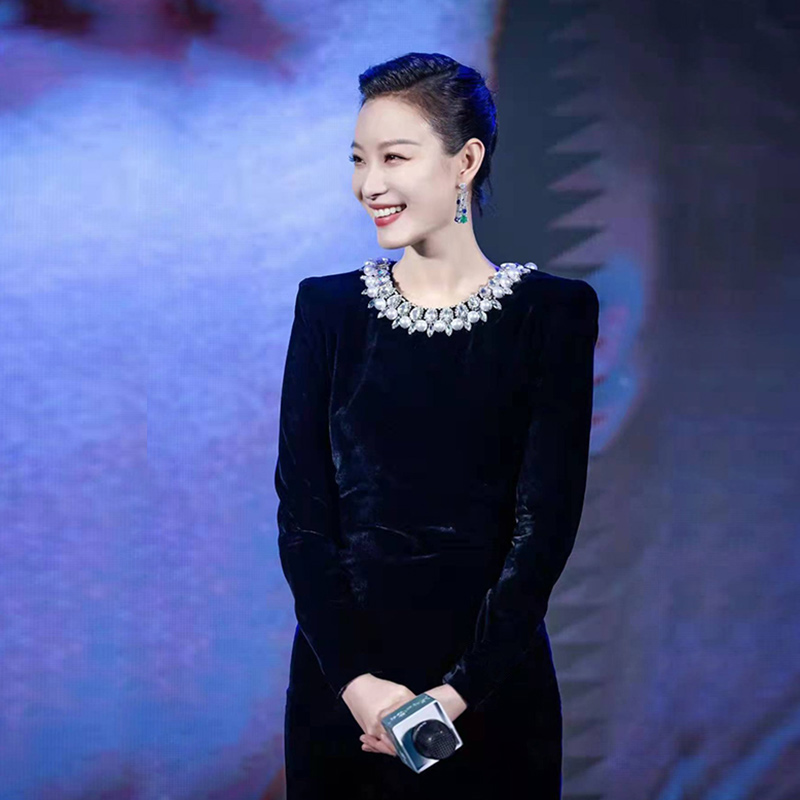 女性のための黒のイブニングドレス 2024 新しいスタイルフレンチライト高級ニッチハイエンド年次総会ホストパフォーマンスベルベットドレス