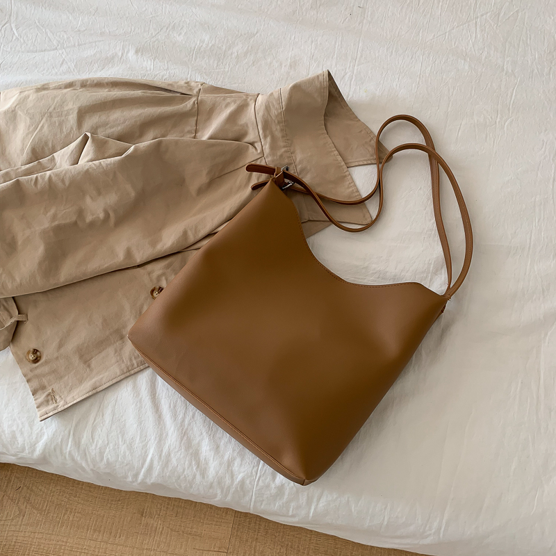 Light BrownRetro Bucket bag Female bag Big bag 2021 new pattern Korean version Versatile Simplicity The single shoulder bag chic leisure time tide Inclined shoulder bag