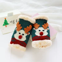 Зеленый рождественский олень пишет половиной пальца