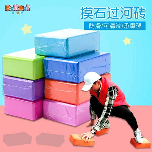 Прикоснитесь к камню, пересекающемуся в детском саду реки, ежегодный командный сборщик на открытом воздухе.