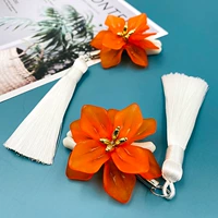 Белый клип+апельсиновые цветы+белая кисточка
