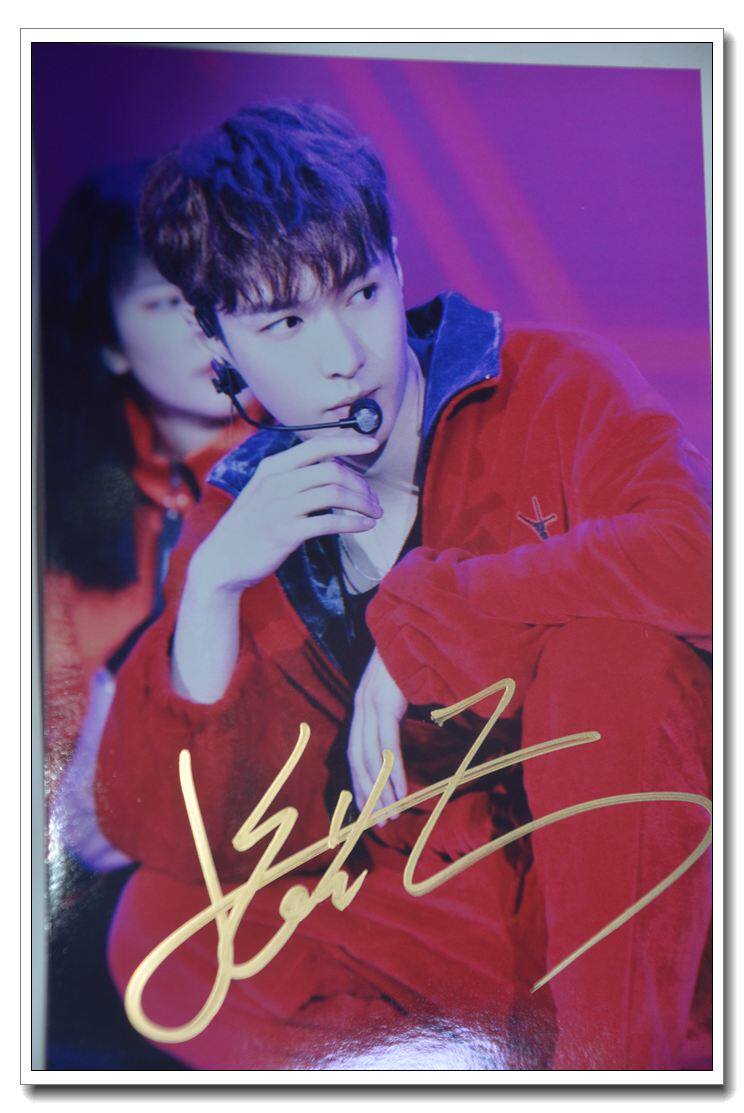 February 2019 New Edition Zhang Yixing 2019 Lantern Festival Gala A Version AutographEd Photo