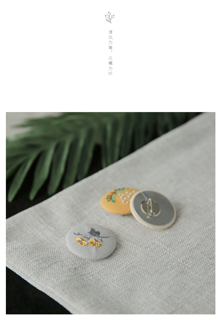 Tai nhỏ sản xuất bông và vải lanh thêu phong cách quốc gia retro trâm cài quạt văn học cá tính quốc gia bốn màu phụ kiện quần áo hoang dã - Trâm cài cài áo vest