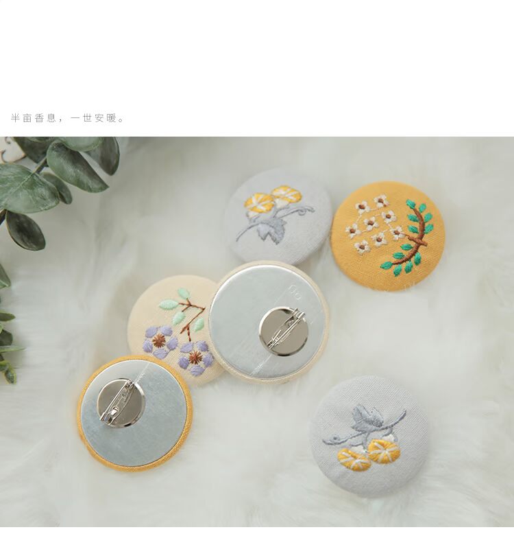 Tai nhỏ sản xuất bông và vải lanh thêu phong cách quốc gia retro trâm cài quạt văn học cá tính quốc gia bốn màu phụ kiện quần áo hoang dã - Trâm cài cài áo vest