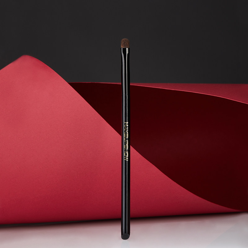 Lower eye shadow brush small details pony hair eyelid down to the end of the eye brush smudge brush a charm card show K51