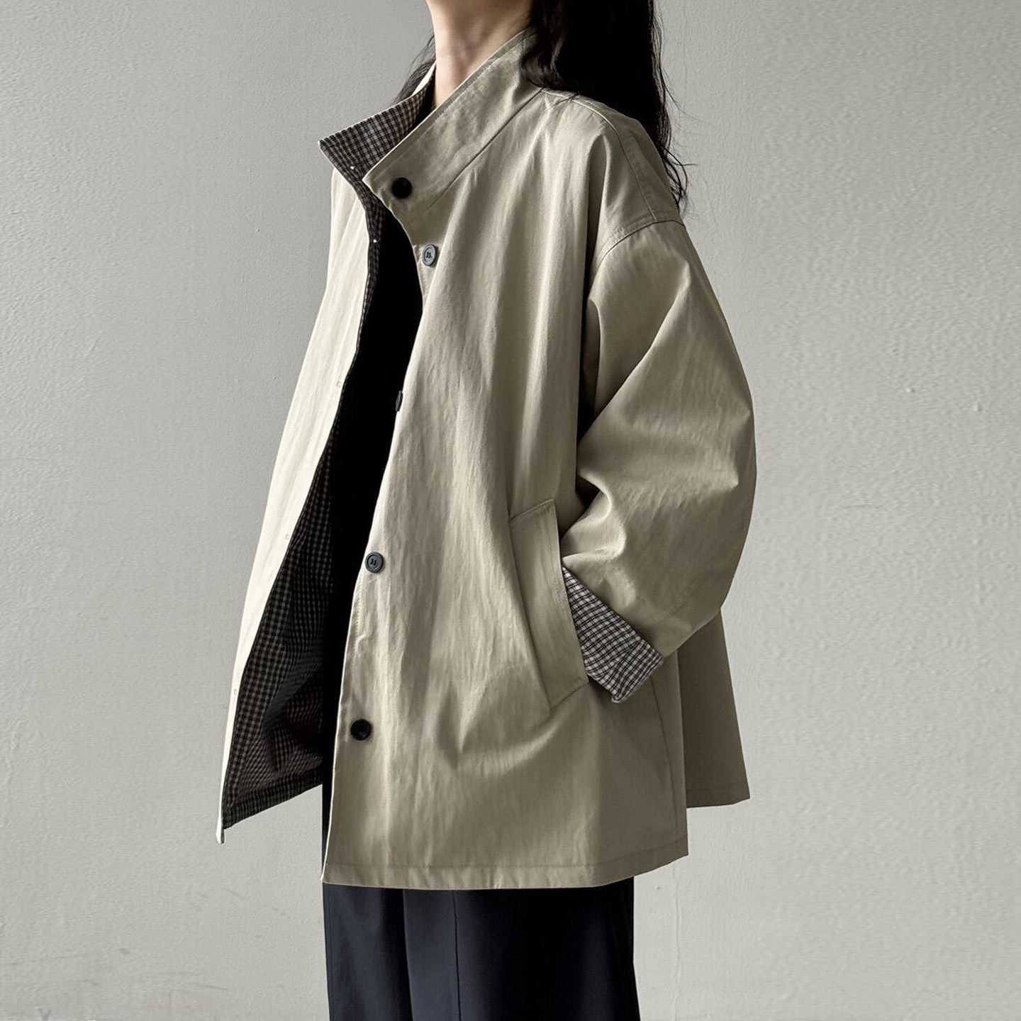 英国風のスタンドカラートレンチコート、ミドル丈、2026年春の新作、ゆったりとしたカジュアルなチェック柄の裏地。