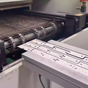 这胶带可粘住75寸电视还不掉。10块不到你敢信？