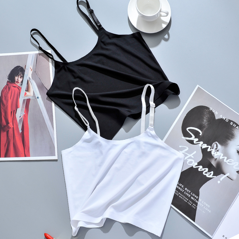 Ice wire hanging with vest female character under the bottom of the bar, white navel and bra wrapped in the cord