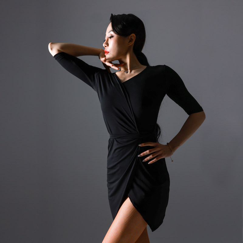 Connie's new Latin dance adult Morden Dance rehearsal for a V-collar performance with irregular half-body dress