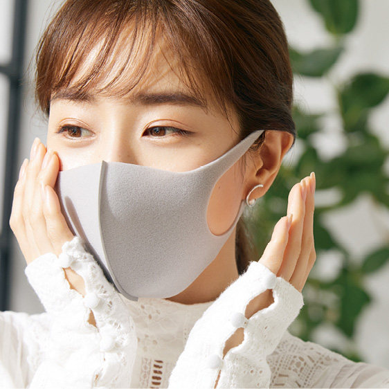 Many stars with the same Japanese PITTA MASK mask Adult expats look small and good to use again