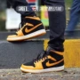 Giày thể thao Air Jordan 1 Mid AJ1 ở giữa nhỏ bị cấm mang giày bóng rổ thế hệ đen và đỏ 554724-810 giày thể thao đẹp