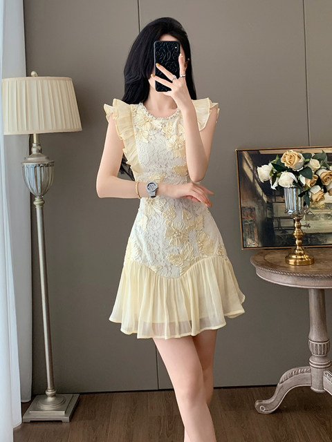 Summer Socialite Fashion, Waist-Cinching, Slimming A-Line Dress with a Chanel-Inspired, Rich and Elegant French Style, Featuring Heavy Beading and a High-End Feel