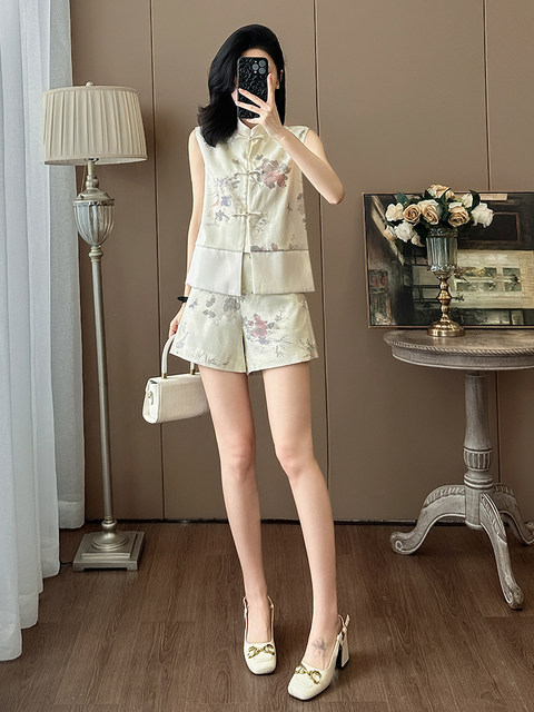 Summer Age-Reducing Fashion with a Refined, Modernized Chinese Style: Women's Two-Piece Set with a Button-Up Vest and Shorts, Exuding a High-End Feel