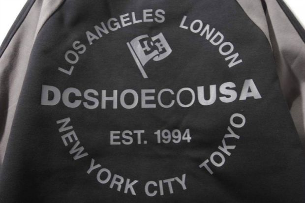 DCSHOECOUSA mới DC nam Nhật Bản dày đồng phục bóng chày thể thao giản dị màu đen 5410J807 - Thể thao sau áo đá banh