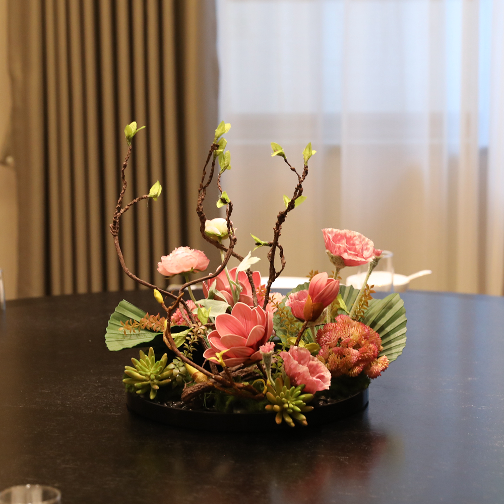 高級宴会テーブルフラワーアレンジメントホテルサイズラウンドテーブルシミュレーションフラワーターンテーブルミドルオーナメントフェイクフラワーボックスデコレーション