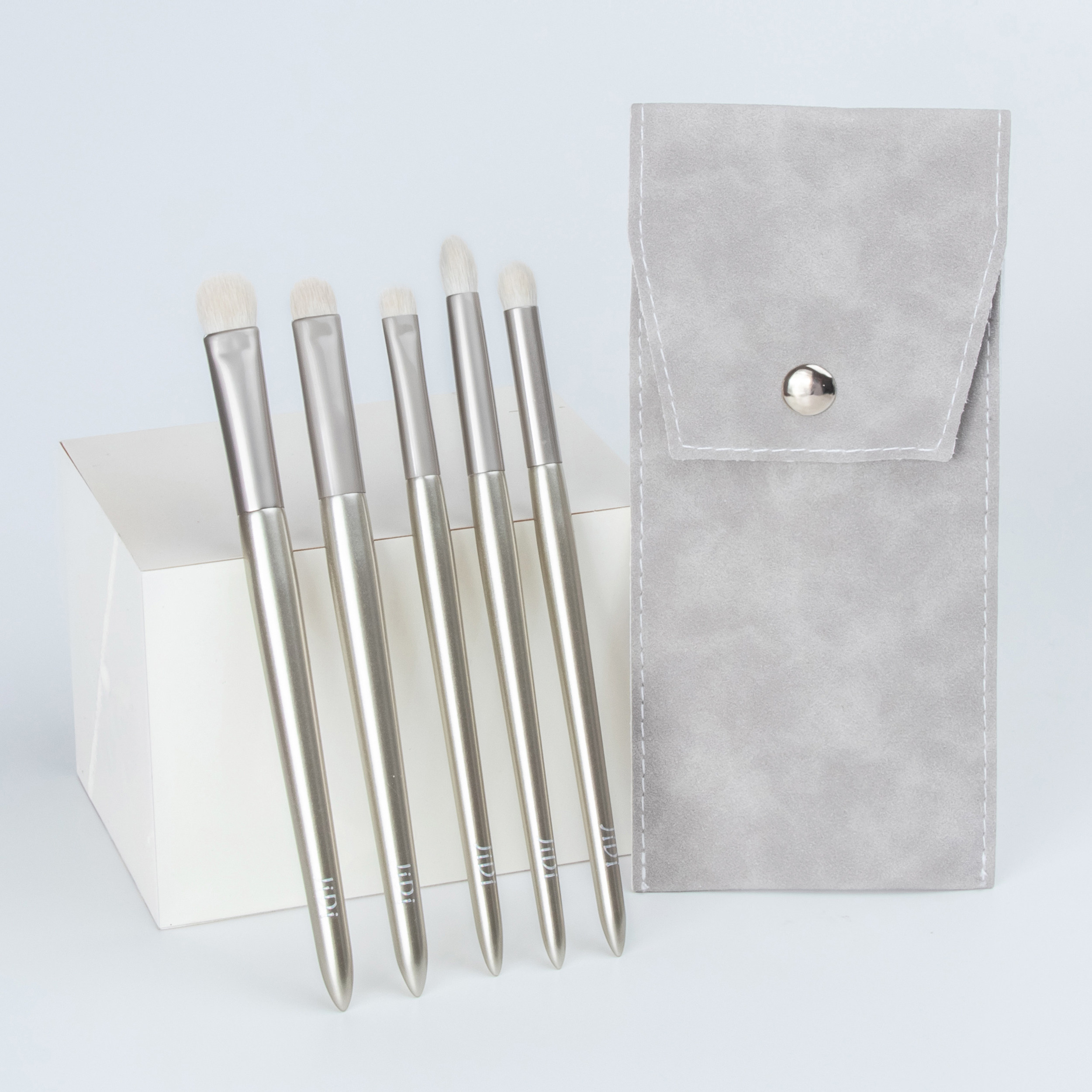 And the sixth and sixth Dashun purifying fine light front eye shadow brush smudge detail concealer brush soft and non-sticky bristles