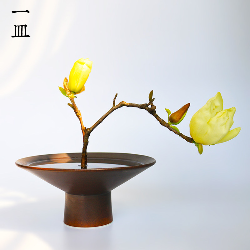 Zen flower ikebana Japanese-style sword mountain flower arrangement Xiaoyuan Liuchifang high-footed hat black utensils Chinese-style water tray