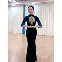 Perform the new pure color retro fumbling with the same temperament autumn and winter Chinese wind walking show fish tail and dress big code fat person