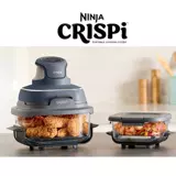 Корейская аэрофритюрница Ninja Crispi, предназначенная для прямой почтовой рассылки, может храниться и поставляется с термостойкой стеклянной чашей для портативного приготовления пищи.