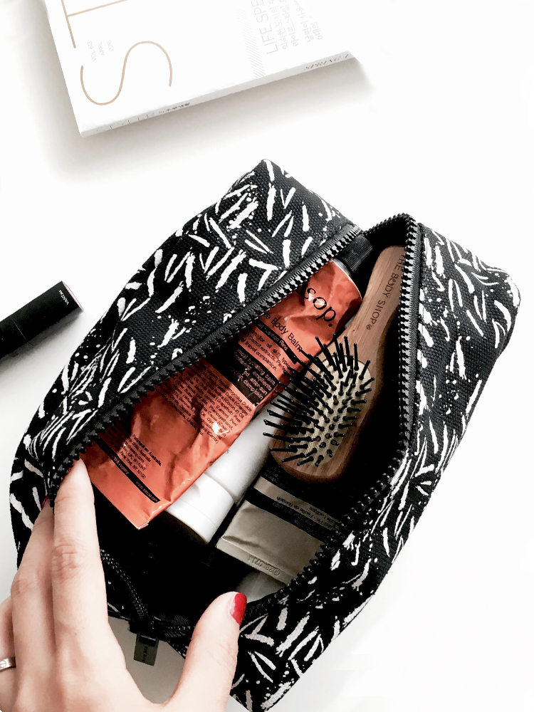 Cosmetic bag Large capacity portable Korean simple cute Japanese ins wind super fire cosmetics Skin care products storage bag