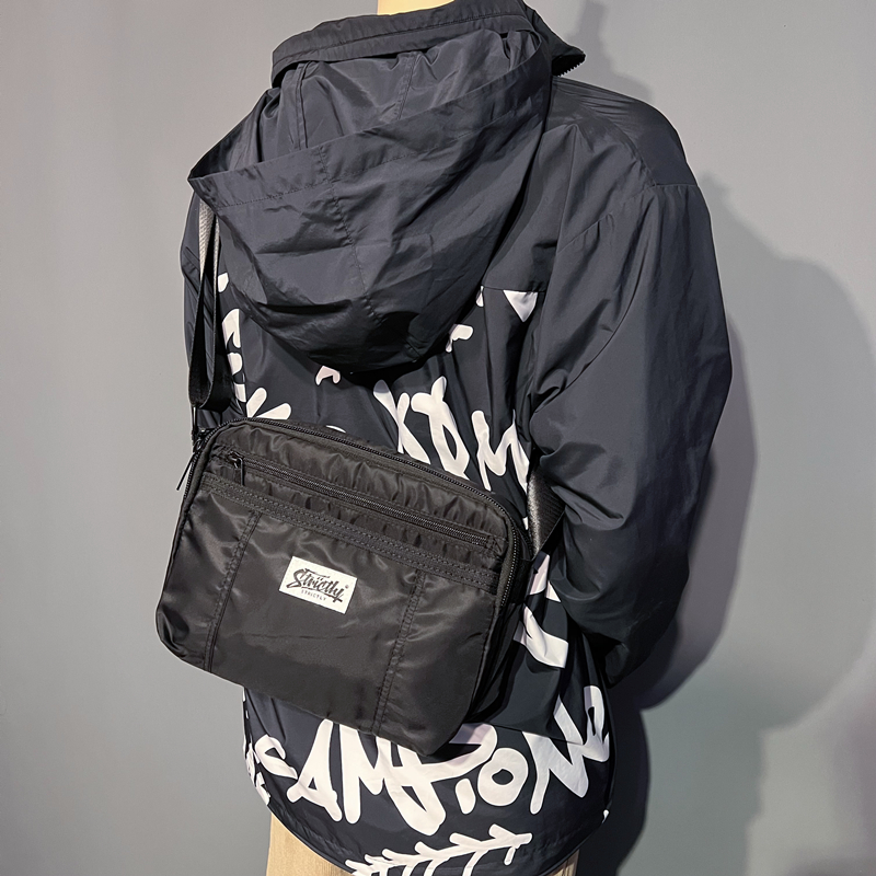 Korean casual men's shoulder bag waterproof zipper solid color Japanese and Korean women's messenger bag IPAD bag horizontal postman shoulder bag