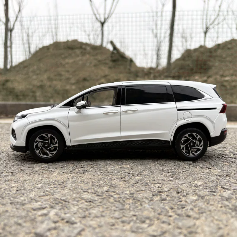 Современный сплавный автомобиль, реалистичная модель автомобиля, игрушка, масштаб 1:18