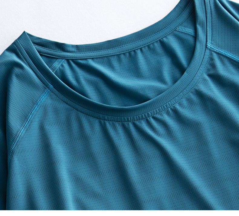 B Летняя футболка с короткими рукавами.