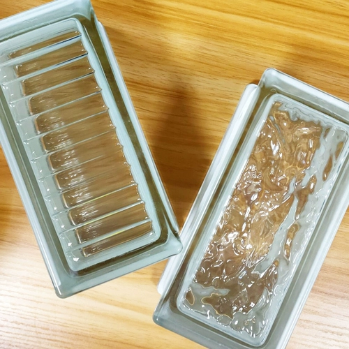 Облачный стеклянный кирпичный кирпич наполовину кирпичный