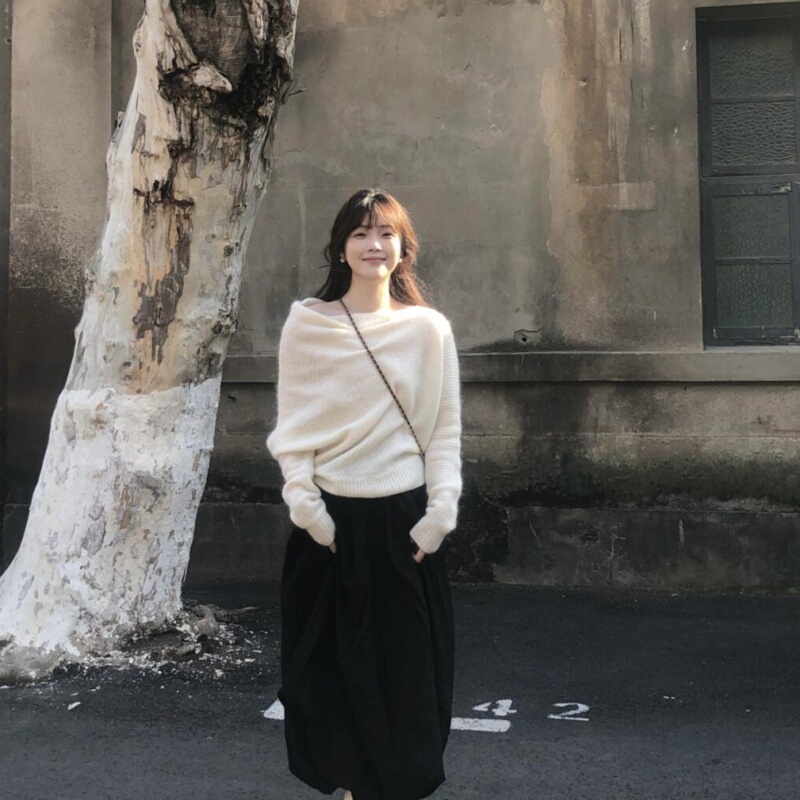 French-Style Off-Shoulder White Pullover Sweater for Women, Autumn and Winter, Loose, Lazy Style, High-End, Elegant, Off-Shoulder Knit Top