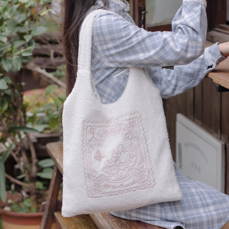 The story of Chuan Dai time: embroidered large-capacity wool bag women's wild single-piece handbag