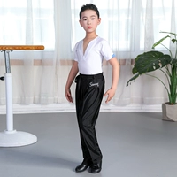 Белая футболка, штаны, короткий рукав