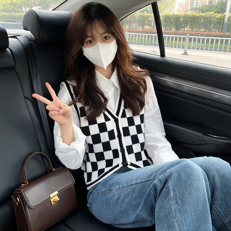 V-Neck Checkerboard Plaid Knitted Vest for Women 2026 Spring and Autumn New Retro Layered Short Sleeveless Sweater Vest