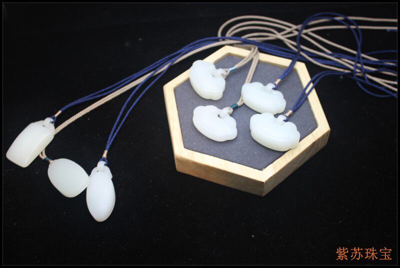 Xinjiang and Tian Yubai jade sculpted live Ring Ping An with Ping An card pendant