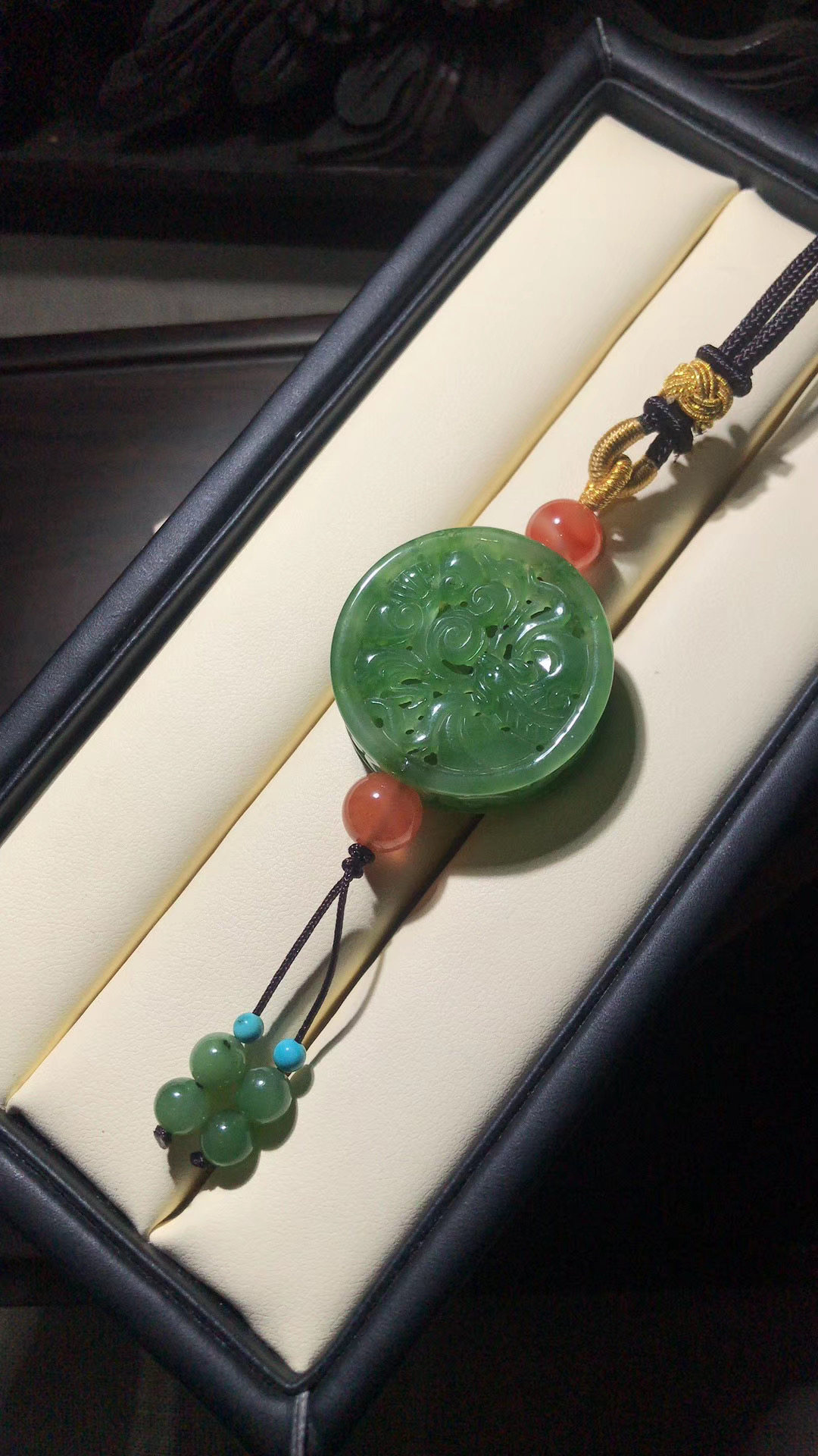 Natural and field jade Russian material Beyyu Sulaborers hollowed-out engraving