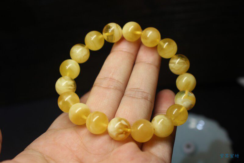 The natural Russian gold with beautiful lines is twisted white with a single ring of 11mm