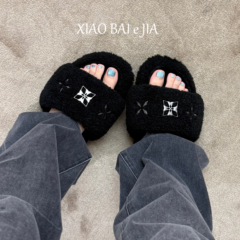 【Meng Zi Yi's Style】Cross-Patterned Furry Slippers for Women 2026 New Fashion Versatile Outdoor Slip-On Slippers 【Meng Zi Yi's Style】Cross-Patterned Furry Slippers for Women 2026 New Fashion Versatile Outdoor Slip-On Slippers