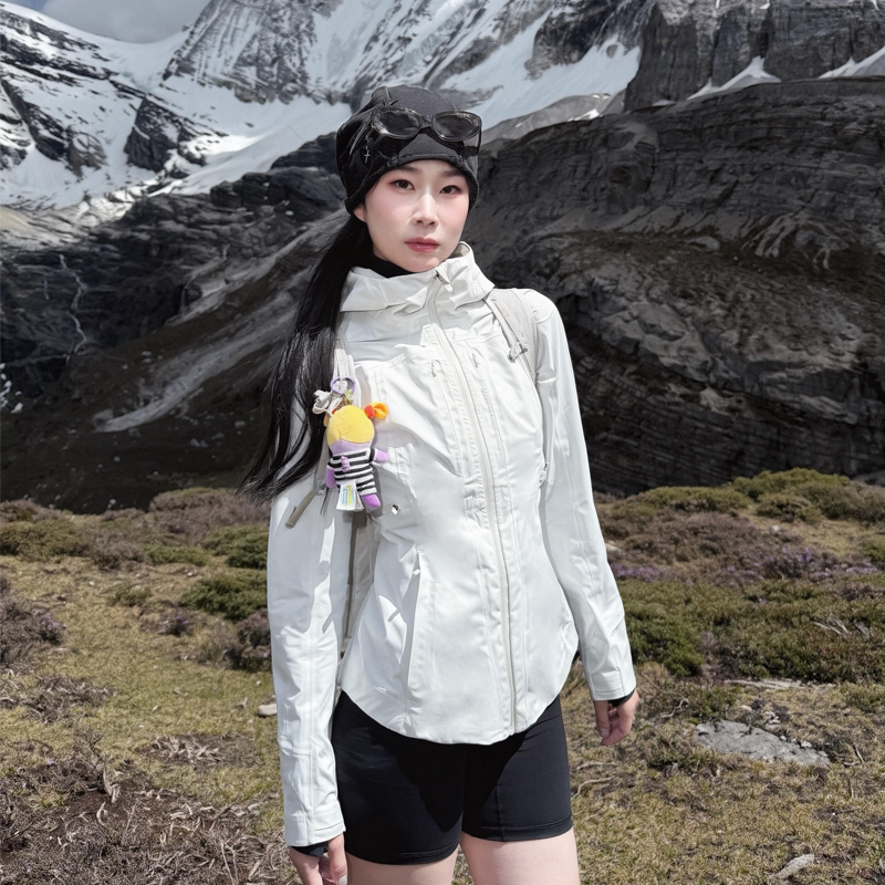 【Off-Season Big Sale】Three-Proof Slim-Fit Lightweight Softshell Jacket, Outdoor Windproof Hooded Sports Coat, Commuter Softshell